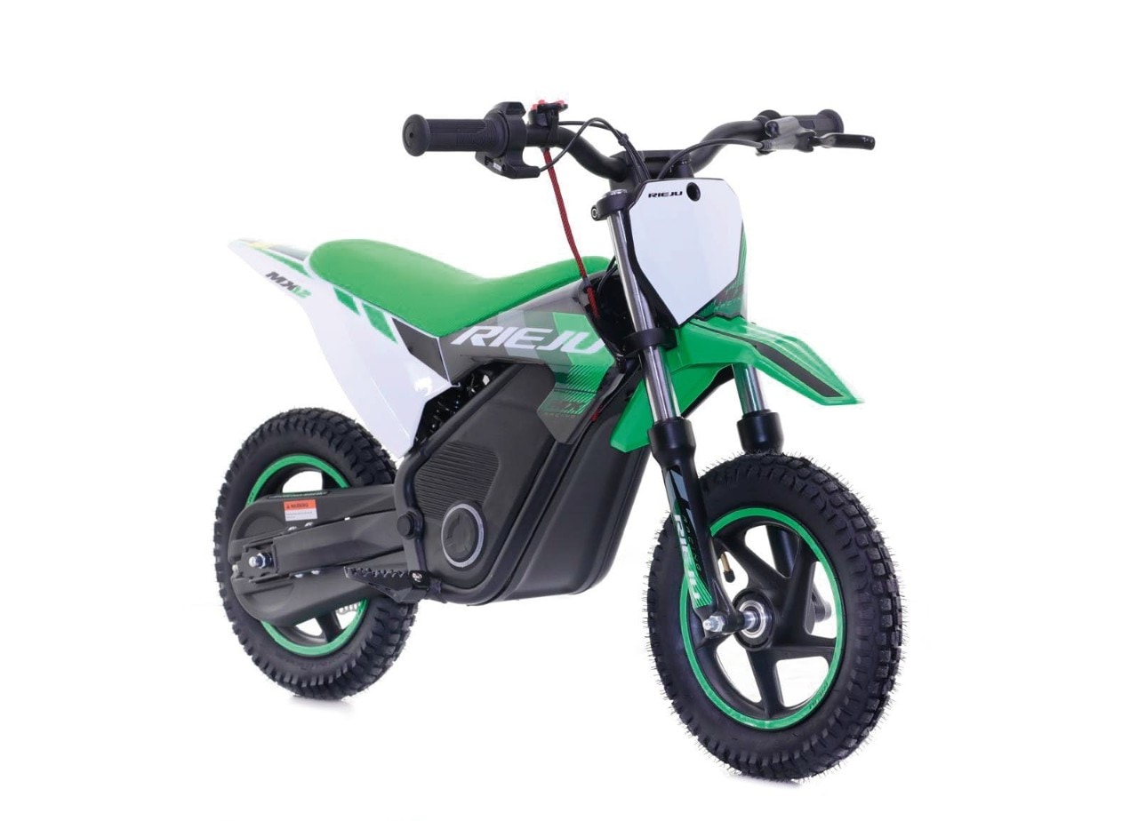 <div class='descrGalleryTitle'>MX 12 e MX 14</div><div class='descrGalleryText'><p>In casa Rieju si vogliono <b>educare i giovani all’elettrico</b> sin da subito, ed ecco le due minicross con motore elettrico che coprono le età che vanno dai 3 agli 8 anni. Per prima la MX 12 da 250 W di potenza, 25 orari di velocità massima, 18 km di autonomia, 2 ore e mezza per la ricarica e <b>ruote da 12”</b>. Poi la MX 14: <b>ruote da 14”</b>, 500 W di potenza, 35 orari di velocità massima e autonomia di 25 km. La prima dispone del solo freno posteriore, a disco, la seconda lo prevede anche davanti. Il peso è piuma: <b>14 kg la 12”, 17 la 14”.</b></p>
</div>